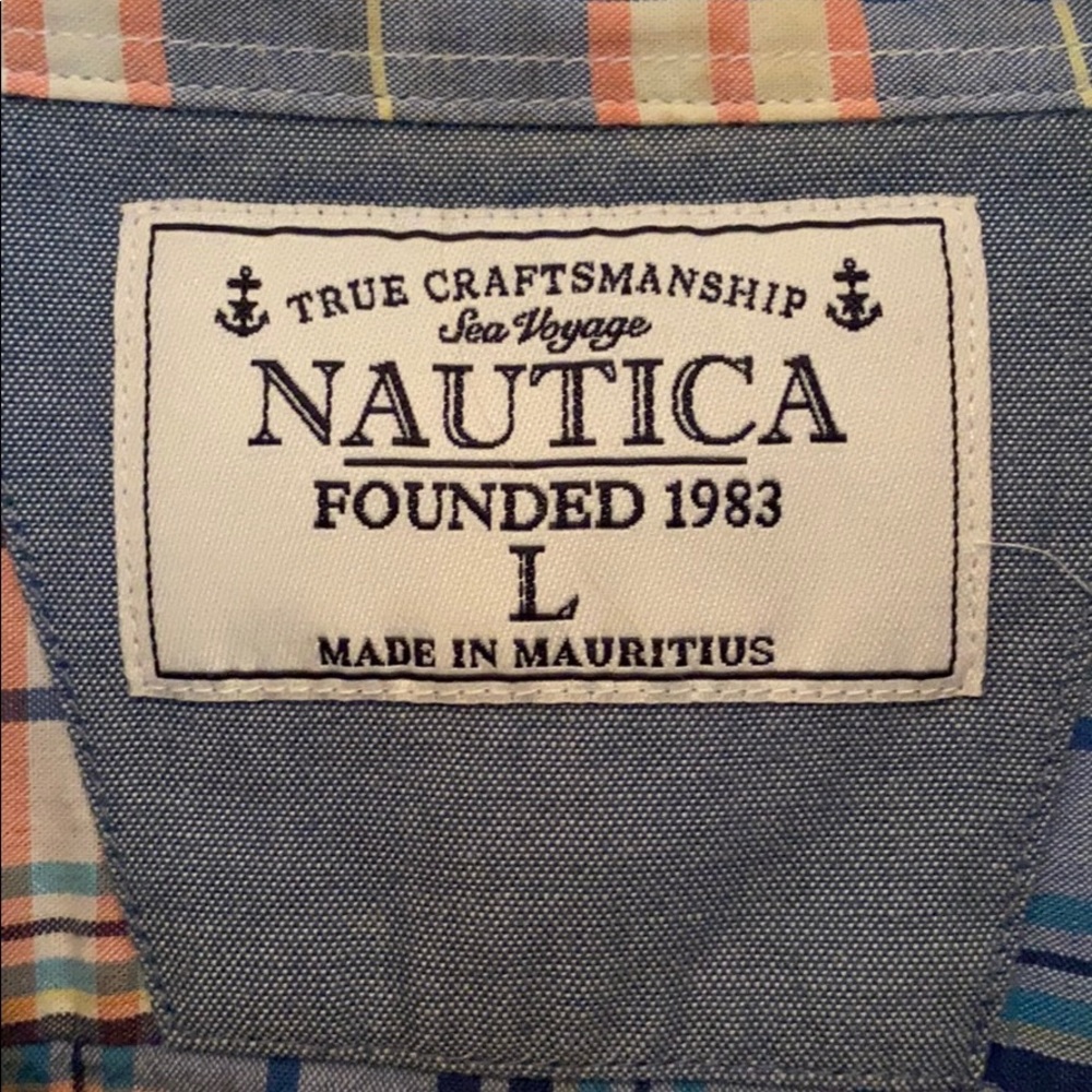 Button down - Picture 2 of 3